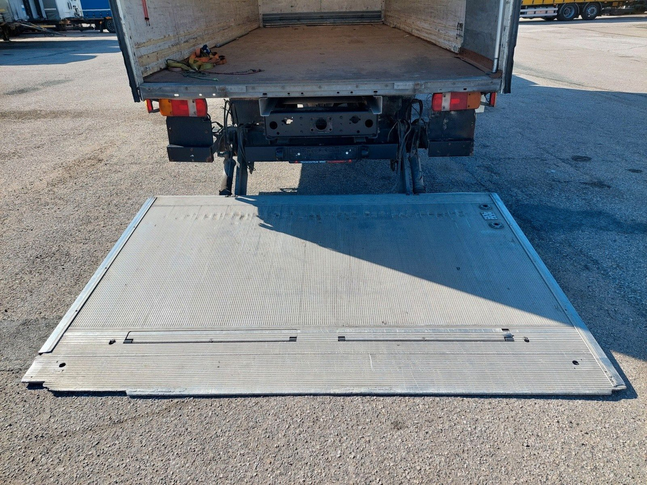 MAN TGL 7.180 4X2 BL - Carrinha de contentor: foto 5 MAN TGL 7.180 4X2 BL - Carrinha de contentor: foto 5