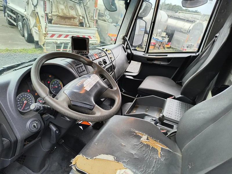 Fotografia de interior 1: Caminhão Iveco EuroCargo 120 120E18 + COMET 151TAL (15 m) Fotografia de interior 1: Caminhão Iveco EuroCargo 120 120E18 + COMET 151TAL (15 m)