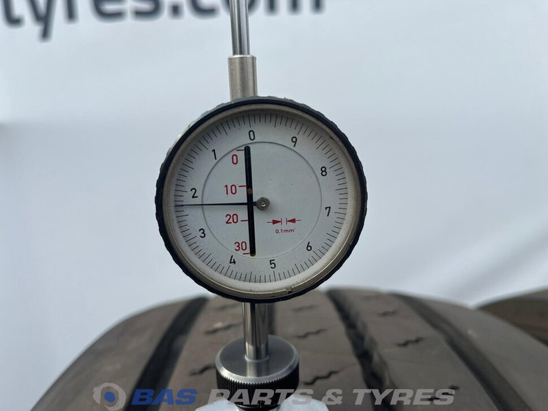 BARUM Barum 315/70R22.5 BF200 R 156/150 M+S 3PMSF gebruikte set - Pneu de Caminhão: foto 3 BARUM Barum 315/70R22.5 BF200 R 156/150 M+S 3PMSF gebruikte set - Pneu de Caminhão: foto 3