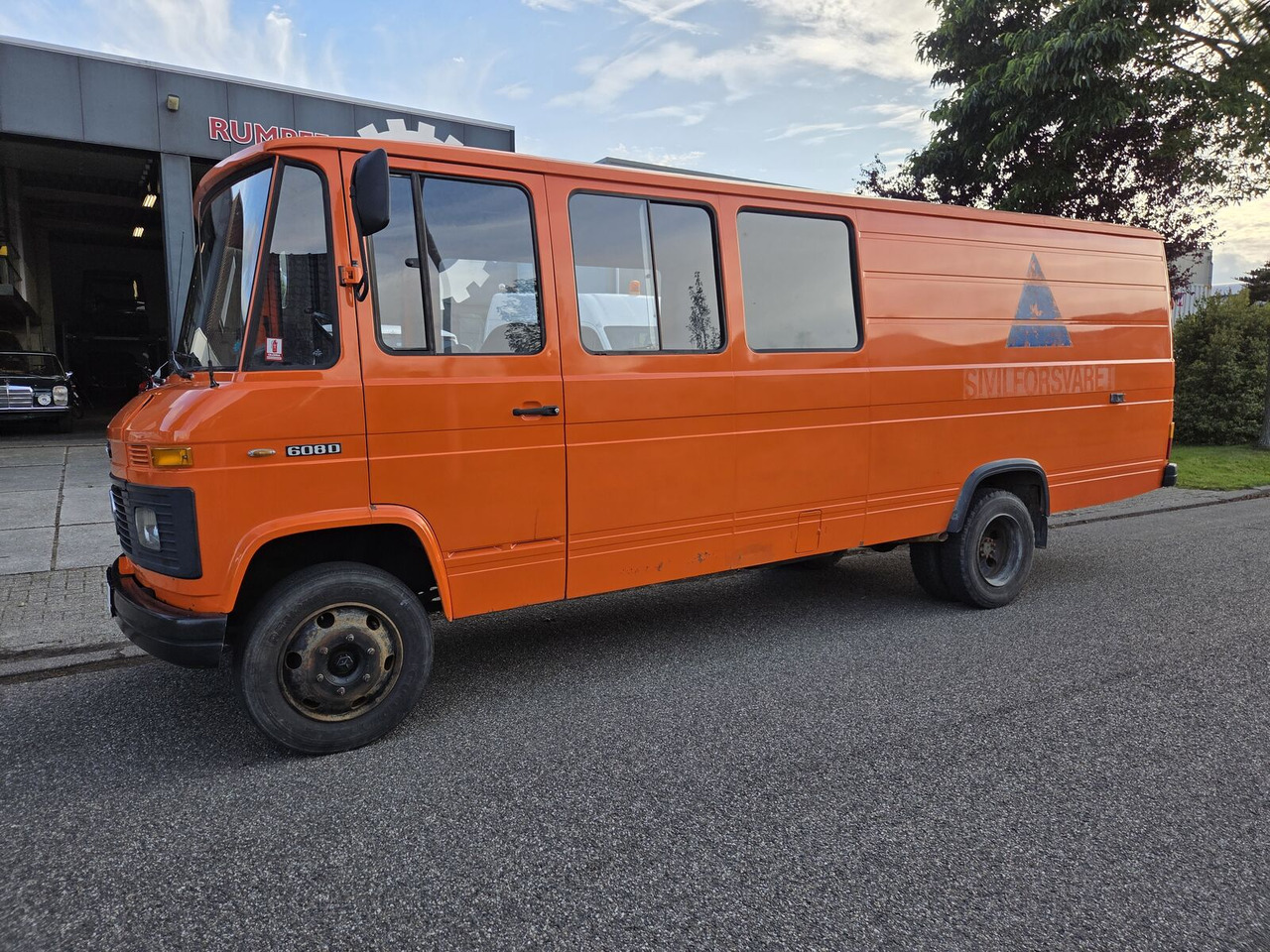 Mercedes-Benz L 608 D dubbel cabine (26700 km) goederen en personen bestelwagen - Furgão de passageiros: foto 1 Mercedes-Benz L 608 D dubbel cabine (26700 km) goederen en personen bestelwagen - Furgão de passageiros: foto 1