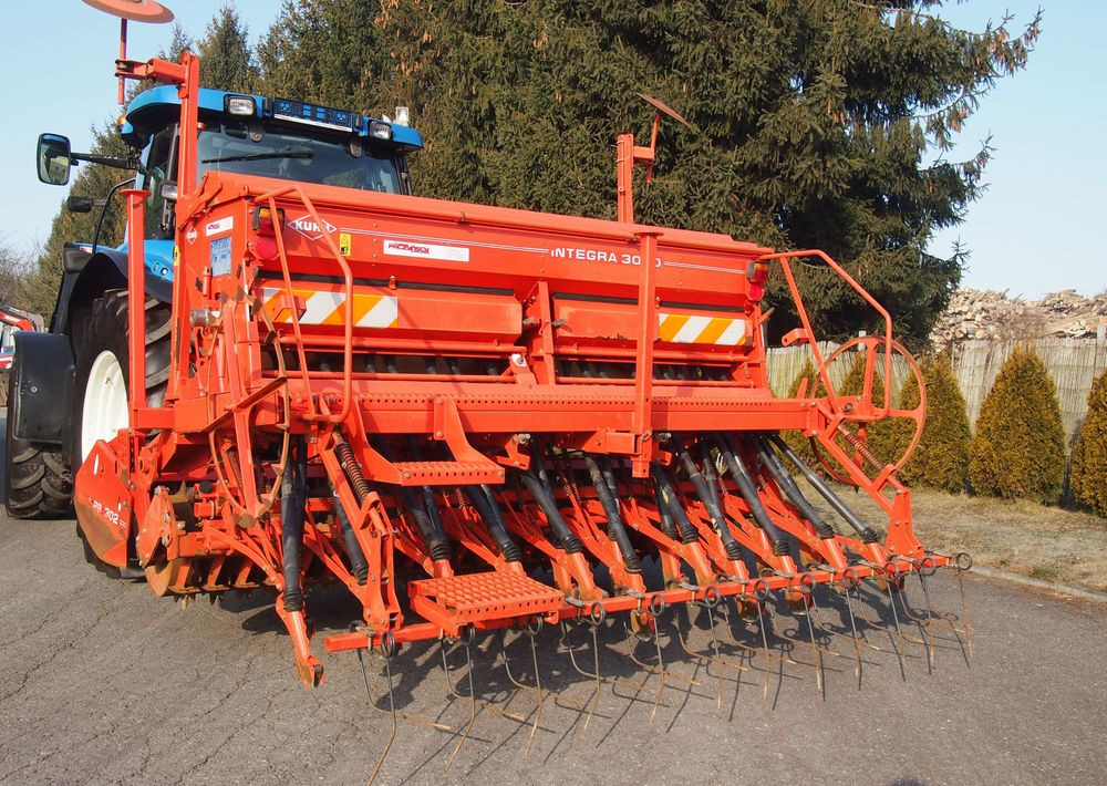 Agregat uprawowo-siewny Kuhn Kuhn HRB302D I INTEGRA 3000 2002 Brona wirowa + siewnik KUHN agregat uprawowo-siewny 3m - Semeadora combinada: foto 2 Agregat uprawowo-siewny Kuhn Kuhn HRB302D I INTEGRA 3000 2002 Brona wirowa + siewnik KUHN agregat uprawowo-siewny 3m - Semeadora combinada: foto 2