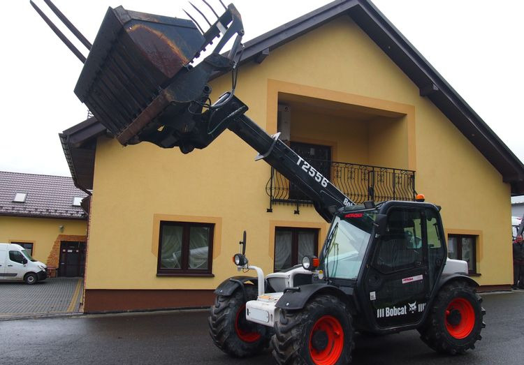 Ładowarka teleskopowa Bobcat T2556 2005 Ładowarka teleskopowa BOBCAT - Empilhador telescópico: foto 1 Ładowarka teleskopowa Bobcat T2556 2005 Ładowarka teleskopowa BOBCAT - Empilhador telescópico: foto 1