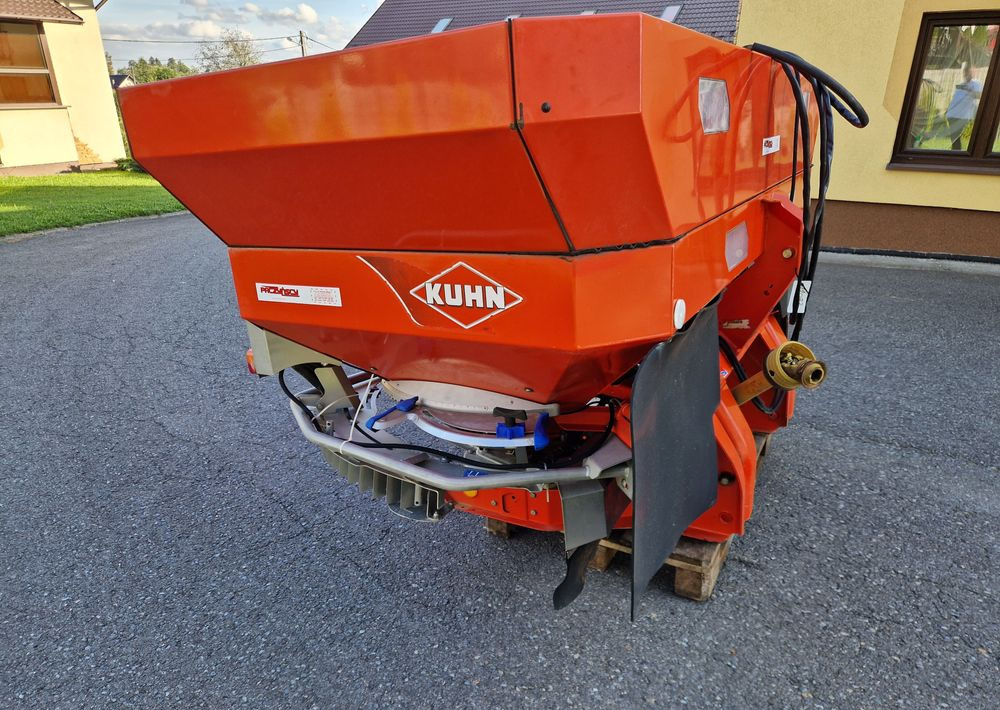 Rozsiewacz nawozów Kuhn AXIS 30,1 2008 Rozsiewacz KUHN RAUCH - Distribuidor de fertilizantes: foto 4 Rozsiewacz nawozów Kuhn AXIS 30,1 2008 Rozsiewacz KUHN RAUCH - Distribuidor de fertilizantes: foto 4