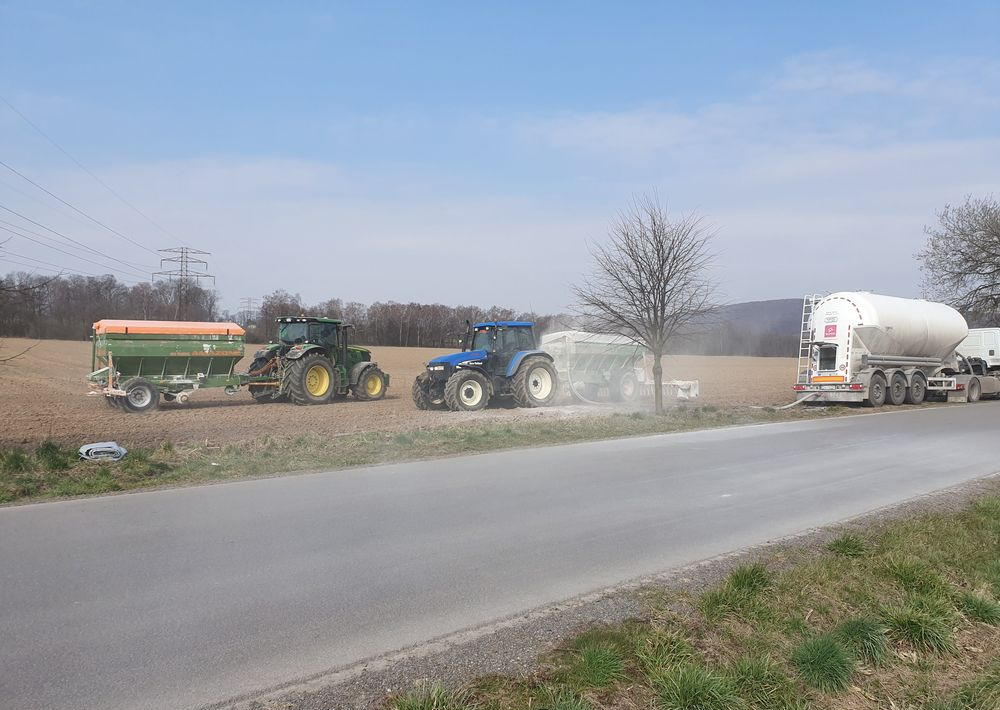 Rozsiewanie wapna Amazone Rozsiew lancali żmijkowymi  WAPNOWANIE PÓL precyzyjne - Equipamento de fertilização: foto 1 Rozsiewanie wapna Amazone Rozsiew lancali żmijkowymi  WAPNOWANIE PÓL precyzyjne - Equipamento de fertilização: foto 1