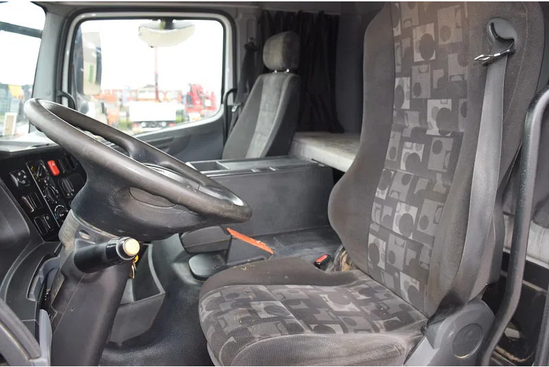 Caminhão furgão Mercedes-Benz Axor 1824: foto 12