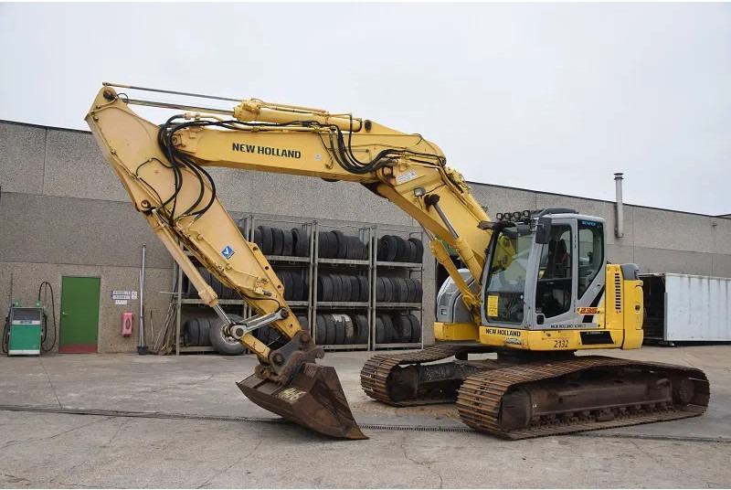 New Holland Kobelco E235B SR-LCT - Escavadora de rastos: foto 4 New Holland Kobelco E235B SR-LCT - Escavadora de rastos: foto 4