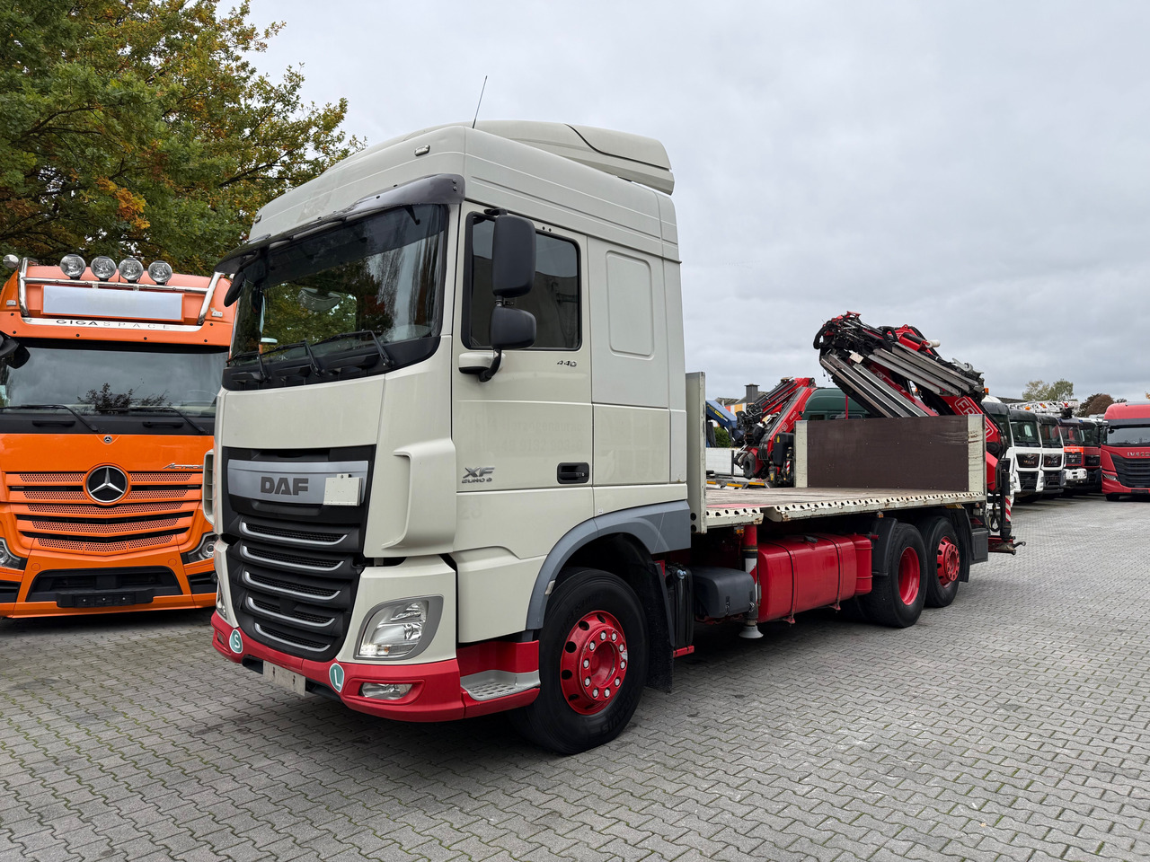 Daf XF440 6X2 Fassi 235 mit Jib bis 24.50 Meter - Camião de caixa aberta/ Plataforma, Caminhão grua: foto 1 Daf XF440 6X2 Fassi 235 mit Jib bis 24.50 Meter - Camião de caixa aberta/ Plataforma, Caminhão grua: foto 1