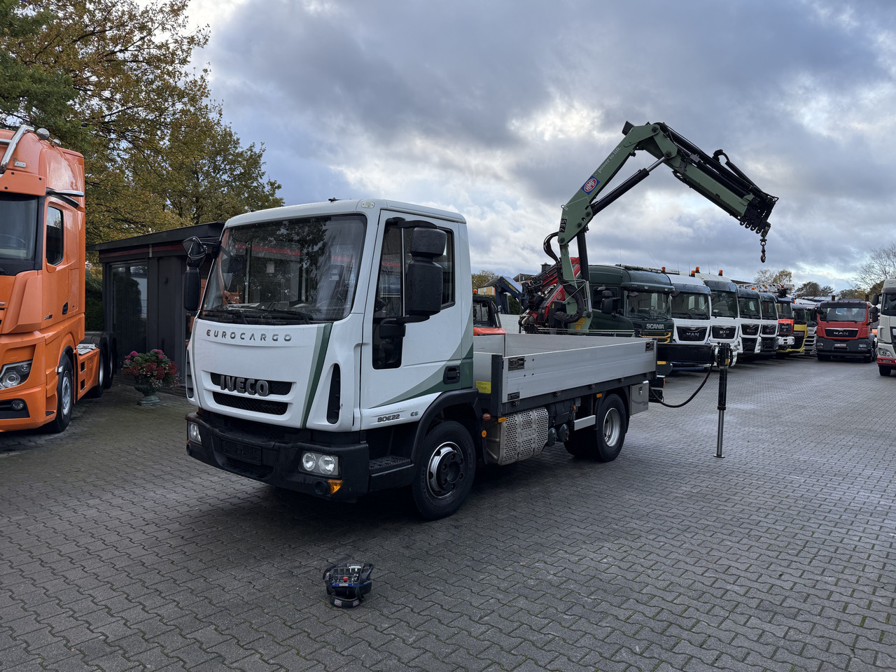 Iveco EuroCargo 80E22 Kran HMF 735 bis 15 Meter - Camião de caixa aberta/ Plataforma, Caminhão grua: foto 1 Iveco EuroCargo 80E22 Kran HMF 735 bis 15 Meter - Camião de caixa aberta/ Plataforma, Caminhão grua: foto 1