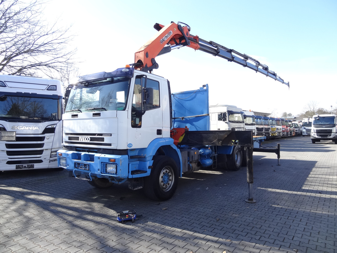 Iveco EuroTrakker 260E31 6X4 Palfinger 36002 - Caminhão grua, Camião de caixa aberta/ Plataforma: foto 1 Iveco EuroTrakker 260E31 6X4 Palfinger 36002 - Caminhão grua, Camião de caixa aberta/ Plataforma: foto 1