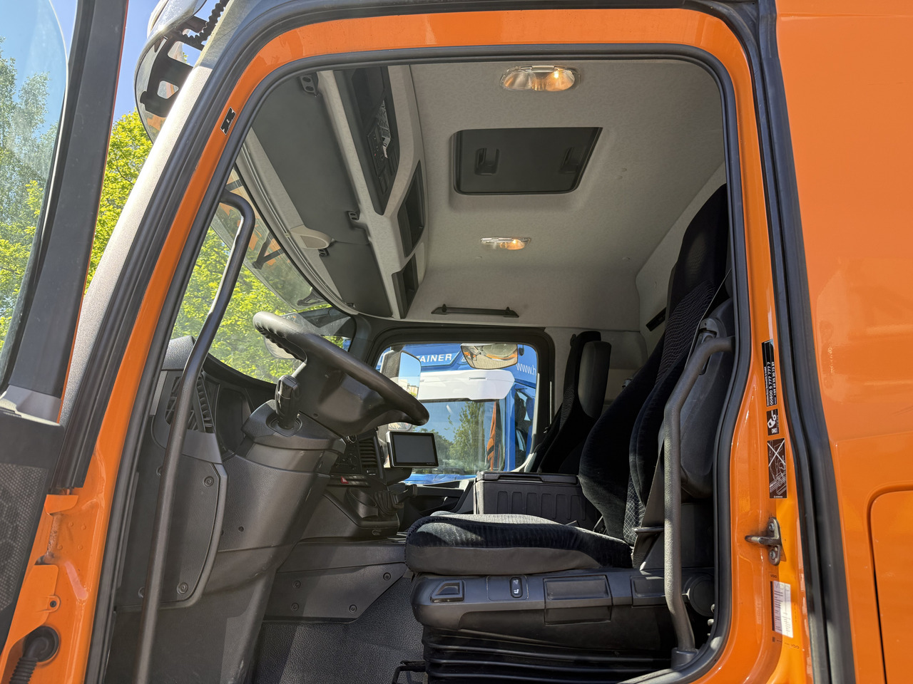 Mercedes-Benz Actros 1827 Kran Palfinger PK 9002 - Caminhão grua, Caminhão com lona: foto 4 Mercedes-Benz Actros 1827 Kran Palfinger PK 9002 - Caminhão grua, Caminhão com lona: foto 4