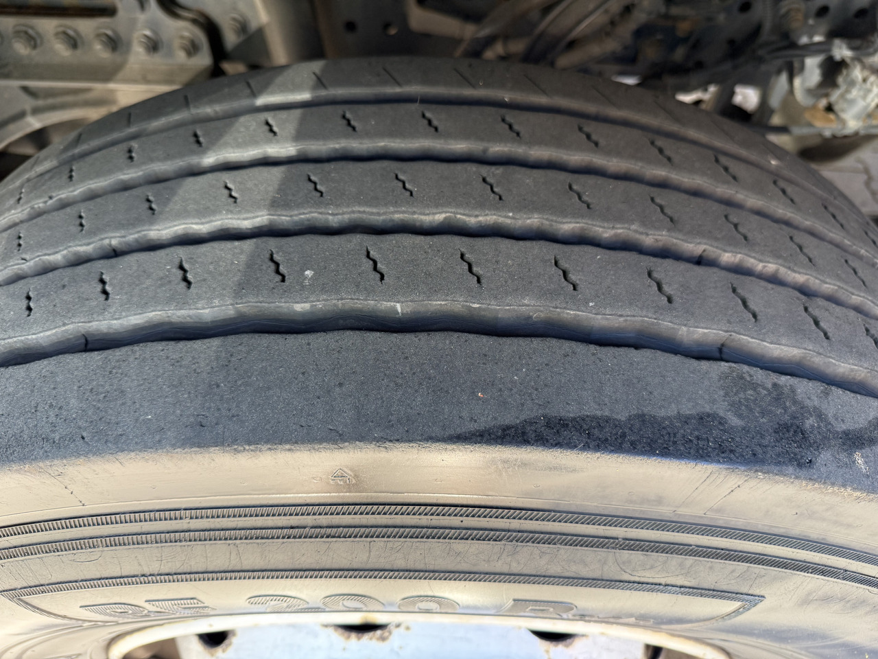 Mercedes-Benz Actros 1827 Kran Palfinger PK 9002 - Caminhão com lona, Caminhão grua: foto 2 Mercedes-Benz Actros 1827 Kran Palfinger PK 9002 - Caminhão com lona, Caminhão grua: foto 2