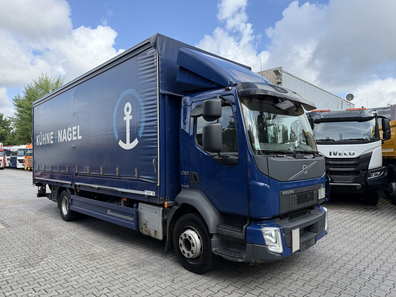Caminhão com lona Volvo FL210 14 Tonner: foto 9