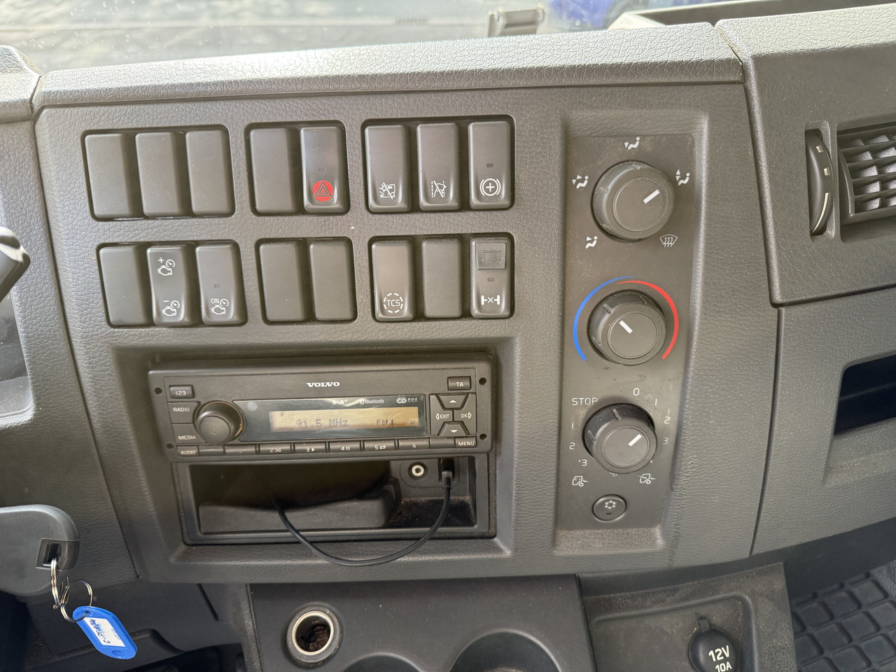 Caminhão com lona Volvo FL210 14 Tonner: foto 6