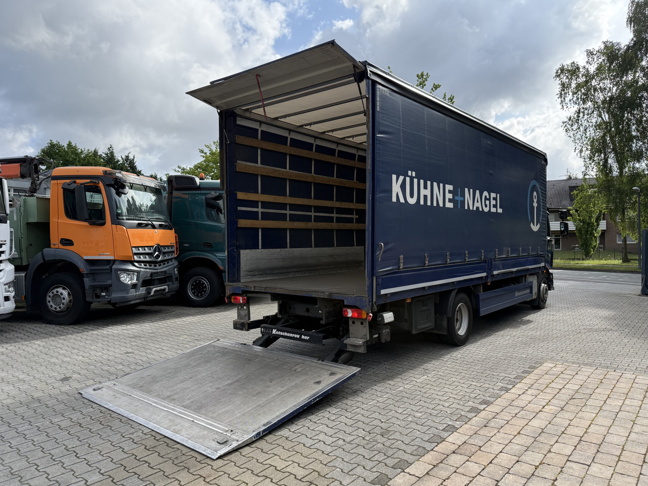 Caminhão com lona Volvo FL210 14 Tonner: foto 12