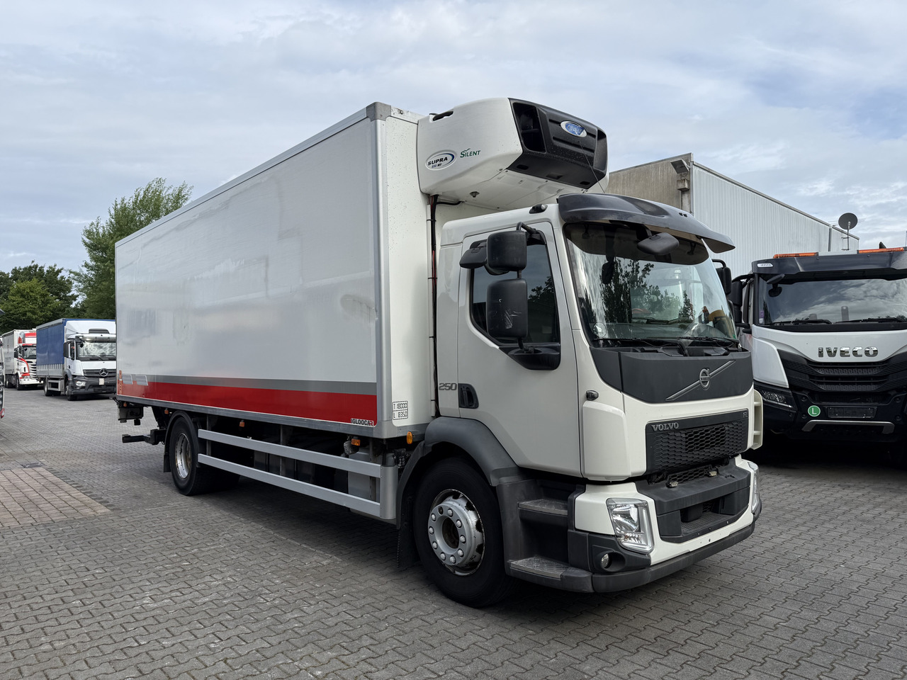 Caminhão frigorífico Volvo FL250.18 Carrier Supra 850Mt: foto 9