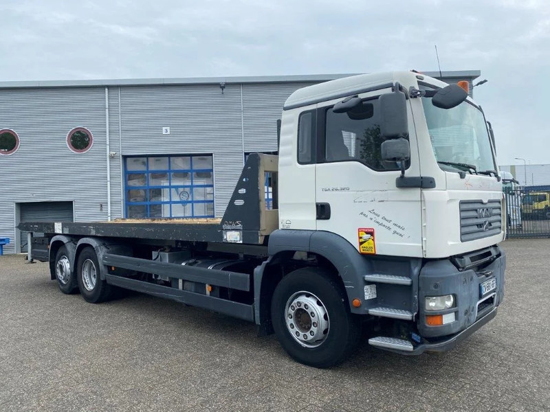 MAN TGA26.320 / SLIDING PLATEAU / WINCH / LIFT AXLE / MACHINE CARRIER / MANUAL / EURO-4 / 2007 - Camião de caixa aberta/ Plataforma: foto 4 MAN TGA26.320 / SLIDING PLATEAU / WINCH / LIFT AXLE / MACHINE CARRIER / MANUAL / EURO-4 / 2007 - Camião de caixa aberta/ Plataforma: foto 4