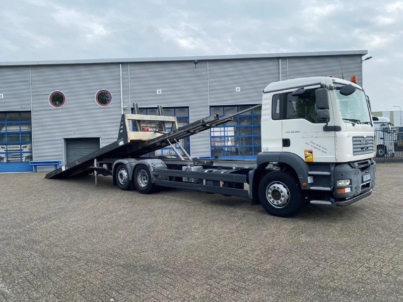 MAN TGA26.320 / SLIDING PLATEAU / WINCH / LIFT AXLE / MACHINE CARRIER / MANUAL / EURO-4 / 2007 - Camião de caixa aberta/ Plataforma: foto 3 MAN TGA26.320 / SLIDING PLATEAU / WINCH / LIFT AXLE / MACHINE CARRIER / MANUAL / EURO-4 / 2007 - Camião de caixa aberta/ Plataforma: foto 3