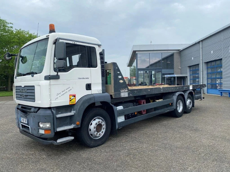 MAN TGA26.320 / SLIDING PLATEAU / WINCH / LIFT AXLE / MACHINE CARRIER / MANUAL / EURO-4 / 2007 - Camião de caixa aberta/ Plataforma: foto 2 MAN TGA26.320 / SLIDING PLATEAU / WINCH / LIFT AXLE / MACHINE CARRIER / MANUAL / EURO-4 / 2007 - Camião de caixa aberta/ Plataforma: foto 2
