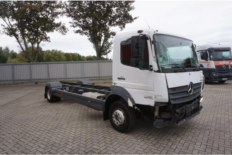 Mercedes-Benz ATEGO 1221 / ENGINE RUNNING / ONLY:253095 KM / AUTOMATIC / EURO-6 / 2017 - Caminhão chassi: foto 2 Mercedes-Benz ATEGO 1221 / ENGINE RUNNING / ONLY:253095 KM / AUTOMATIC / EURO-6 / 2017 - Caminhão chassi: foto 2