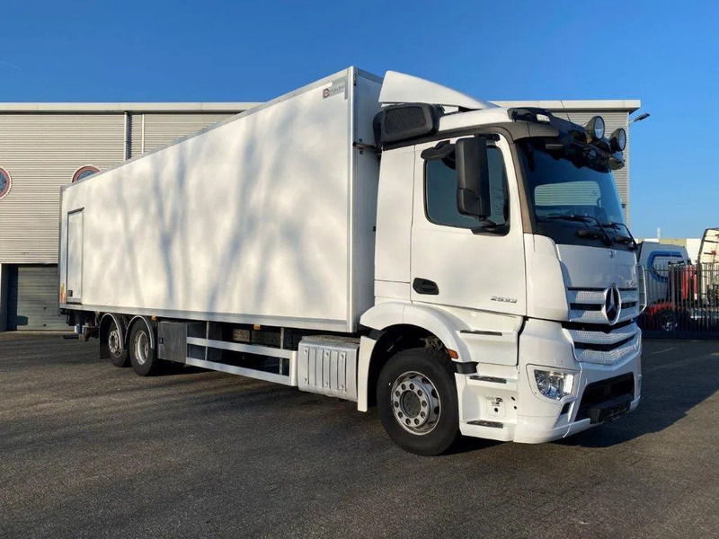 Mercedes-Benz Antos 2533 / LIFT AXLE / HEATED CLOSED BOX / PLATFORM 2000 KG / ONLY:506959 KM / SIDE DOOR / AUTOMATIC / EURO-6 / 2019 - Caminhão furgão: foto 2 Mercedes-Benz Antos 2533 / LIFT AXLE / HEATED CLOSED BOX / PLATFORM 2000 KG / ONLY:506959 KM / SIDE DOOR / AUTOMATIC / EURO-6 / 2019 - Caminhão furgão: foto 2