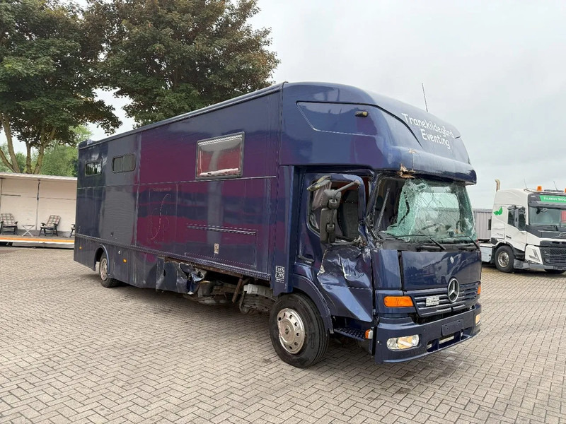 Mercedes-Benz Atego 1223 / ENGINE RUNNING / ONLY:159450 KM / HORSETRUCK / HEATED BOX / WATERTANK / LIVING ROOM / EURO-2 / MANUAL / 1998 - Caminhão para transporte de cavalos: foto 2 Mercedes-Benz Atego 1223 / ENGINE RUNNING / ONLY:159450 KM / HORSETRUCK / HEATED BOX / WATERTANK / LIVING ROOM / EURO-2 / MANUAL / 1998 - Caminhão para transporte de cavalos: foto 2