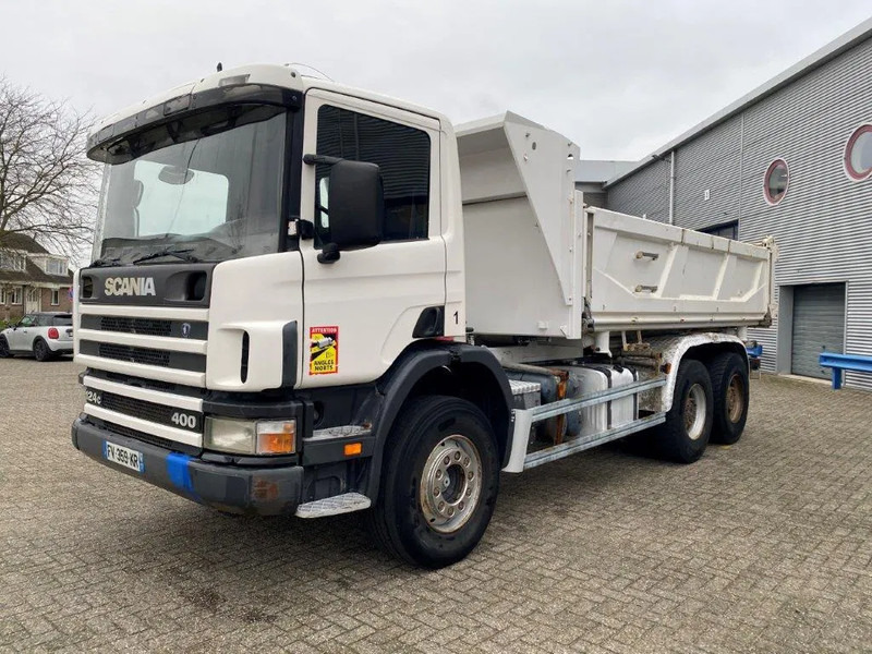 Scania 124-400 / 6X4 / RETARDER / BIG AXLE / FULL STEEL / 2SIDE TIPPER / OLD TACHO / AIRCO / MANUAL / EURO-2 / 2000 - Caminhão basculante: foto 1 Scania 124-400 / 6X4 / RETARDER / BIG AXLE / FULL STEEL / 2SIDE TIPPER / OLD TACHO / AIRCO / MANUAL / EURO-2 / 2000 - Caminhão basculante: foto 1