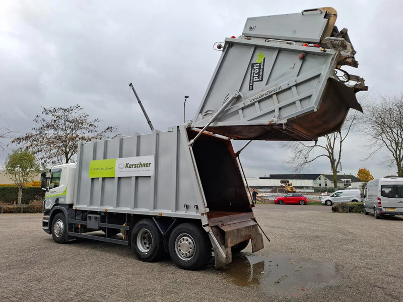 Scania P360 / RETARDER / ONLY:234640 KM / LENKACHSE / AIRCO / WORKING GARBAGE TRUCK / AUTOMATIC / EURO-5 / 2013 - Caminhão de lixo: foto 4 Scania P360 / RETARDER / ONLY:234640 KM / LENKACHSE / AIRCO / WORKING GARBAGE TRUCK / AUTOMATIC / EURO-5 / 2013 - Caminhão de lixo: foto 4