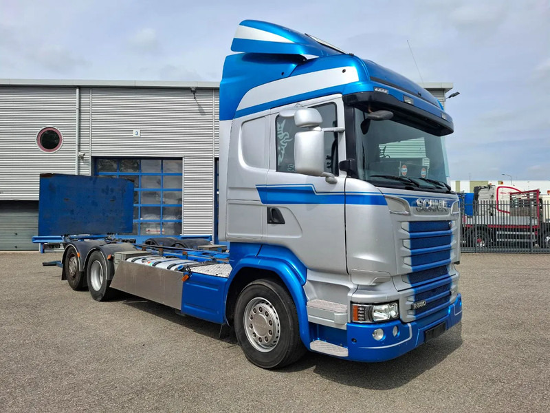 Scania R580 V8 / RETARDER / LIFT+LENKACHSE / FULL-AIR / PLATFORM 2000 KG / LEATHER / AIRCO / AUTOMATIC / EURO-6 / 2015 - Caminhão chassi: foto 2 Scania R580 V8 / RETARDER / LIFT+LENKACHSE / FULL-AIR / PLATFORM 2000 KG / LEATHER / AIRCO / AUTOMATIC / EURO-6 / 2015 - Caminhão chassi: foto 2