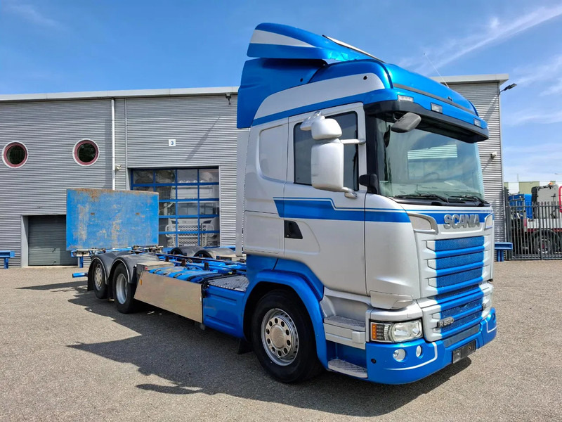 Scania R580 V8 / RETARDER / LIFT+LENKACHSE / FULL-AIR / PLATFORM 2000 KG / NAVI / LEATHER / AIRCO / AUTOMATIC / EURO-6 / 2014 - Caminhão chassi: foto 2 Scania R580 V8 / RETARDER / LIFT+LENKACHSE / FULL-AIR / PLATFORM 2000 KG / NAVI / LEATHER / AIRCO / AUTOMATIC / EURO-6 / 2014 - Caminhão chassi: foto 2