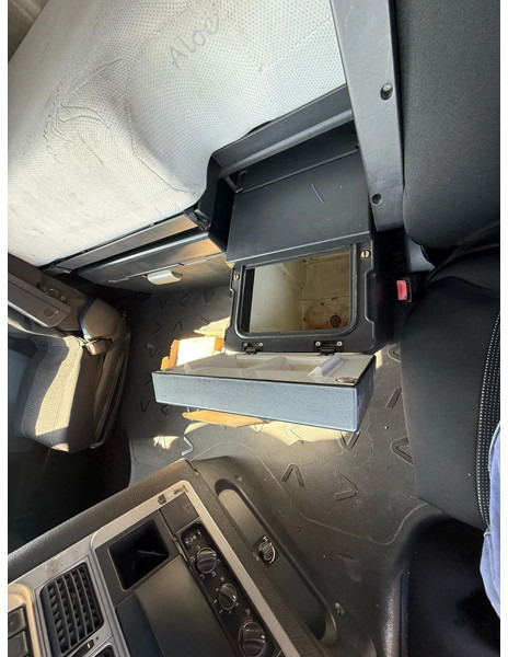 Locação de Iveco Stralis 500 / INTARDER / PARKCOOL / FRIDGE / 2XBED / AIRCO / SMART TACHO / AUTOMATIC / EURO-4 / 2008 Iveco Stralis 500 / INTARDER / PARKCOOL / FRIDGE / 2XBED / AIRCO / SMART TACHO / AUTOMATIC / EURO-4 / 2008: foto 20
