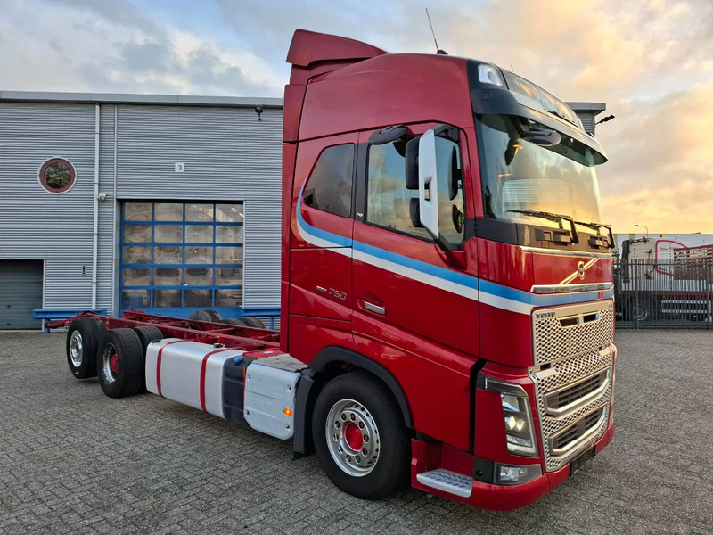 Volvo FH16-750 / BIG AXLE / VEB+ / ONLY:679711 KM / DYNAMIC STEERING / NAVI / LWDS / FULL-AIR / AUTOMATIC / EURO-6 / 2018 - Caminhão chassi: foto 2 Volvo FH16-750 / BIG AXLE / VEB+ / ONLY:679711 KM / DYNAMIC STEERING / NAVI / LWDS / FULL-AIR / AUTOMATIC / EURO-6 / 2018 - Caminhão chassi: foto 2
