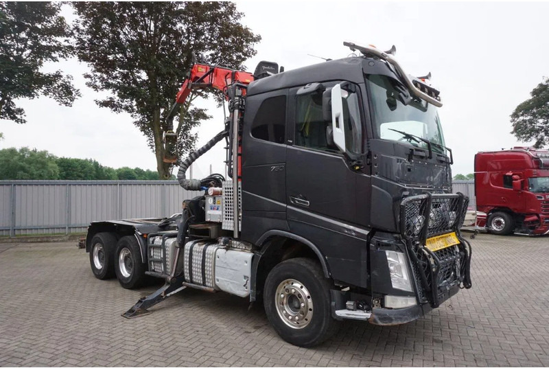 Volvo FH16-750 / ENGINE RUNNING / 6x4 / RETARDER / BIG AXLE / VEB+ / PALFINGER FD250 / EURO-6 / 2016 - Caminhão florestal, Caminhão grua: foto 4 Volvo FH16-750 / ENGINE RUNNING / 6x4 / RETARDER / BIG AXLE / VEB+ / PALFINGER FD250 / EURO-6 / 2016 - Caminhão florestal, Caminhão grua: foto 4