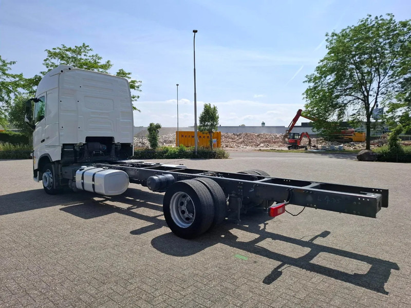 Volvo FH4-420 / PTO / DOUBLE TANK / I-PARKCOOL / VEB+ / LWDS / TUV:10-07-2025 / AUTOMATIC / EURO-6 / 2016 - Caminhão chassi: foto 3 Volvo FH4-420 / PTO / DOUBLE TANK / I-PARKCOOL / VEB+ / LWDS / TUV:10-07-2025 / AUTOMATIC / EURO-6 / 2016 - Caminhão chassi: foto 3