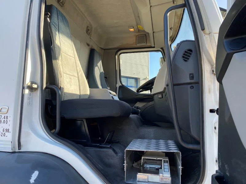 Fotografia de interior 1: Caminhão tanque Volvo FL7-290 / 5 COMPARTIMENTS / 13000 LITER TOTAL / PUMP / AUTOMATIC / EURO-5 / 2009