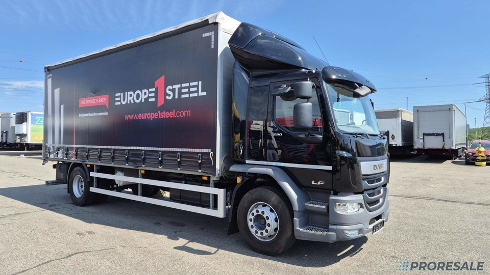 DAF LF 290 FA Sleeper Cab EURO 6 - valník s plachtou - Caminhão com lona: foto 1 DAF LF 290 FA Sleeper Cab EURO 6 - valník s plachtou - Caminhão com lona: foto 1