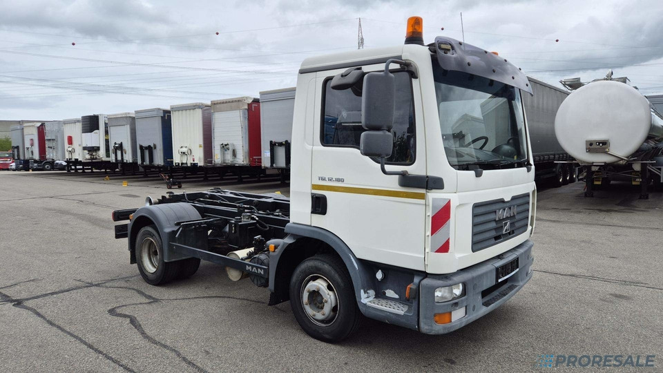 MAN TGL 12.180 4x2 BB EURO 3 - Hákový nosič kontejnerů - Caminhão polibenne: foto 1 MAN TGL 12.180 4x2 BB EURO 3 - Hákový nosič kontejnerů - Caminhão polibenne: foto 1