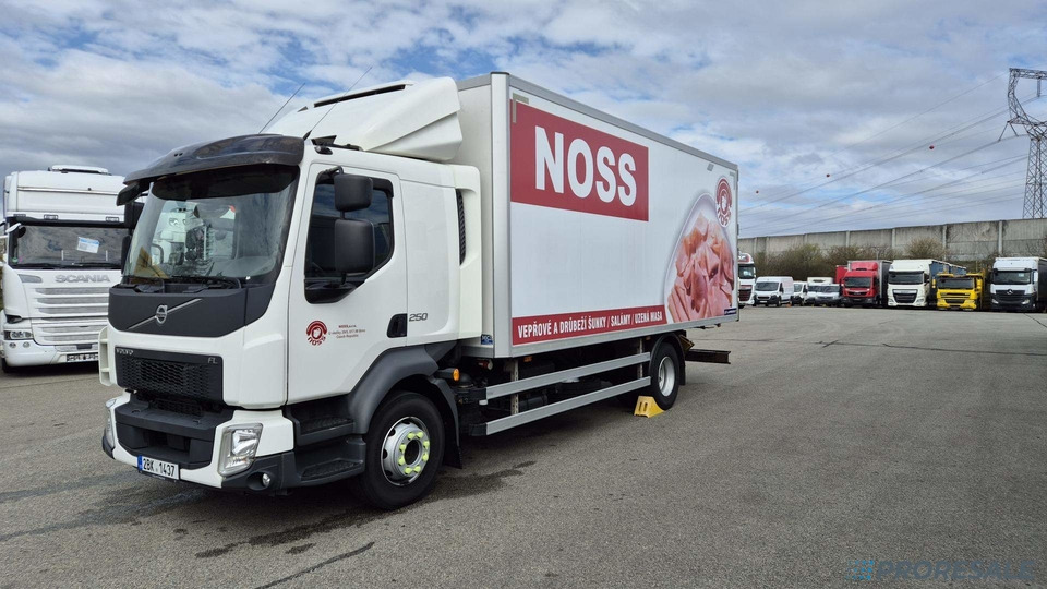 VOLVO FL 250 BB EURO 6 - mrazírna + CARRIER XARIOS 600 EL MAXI - Caminhão frigorífico: foto 2 VOLVO FL 250 BB EURO 6 - mrazírna + CARRIER XARIOS 600 EL MAXI - Caminhão frigorífico: foto 2