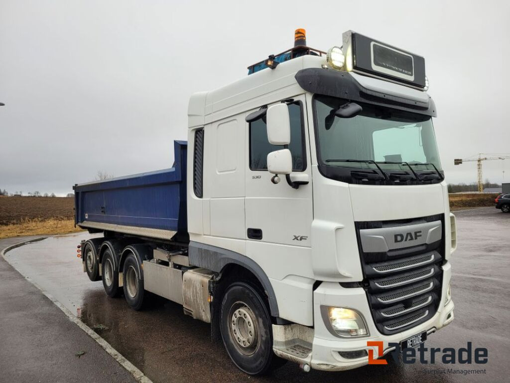 Tridem lastväxlare med flak Daf XF530 FAW Euro 6, låga mil -2022 - Caminhão basculante: foto 2 Tridem lastväxlare med flak Daf XF530 FAW Euro 6, låga mil -2022 - Caminhão basculante: foto 2