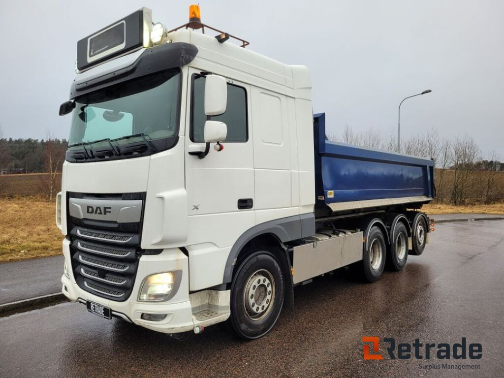 Tridem lastväxlare med flak Daf XF530 FAW Euro 6, låga mil -2022 - Caminhão basculante: foto 1 Tridem lastväxlare med flak Daf XF530 FAW Euro 6, låga mil -2022 - Caminhão basculante: foto 1