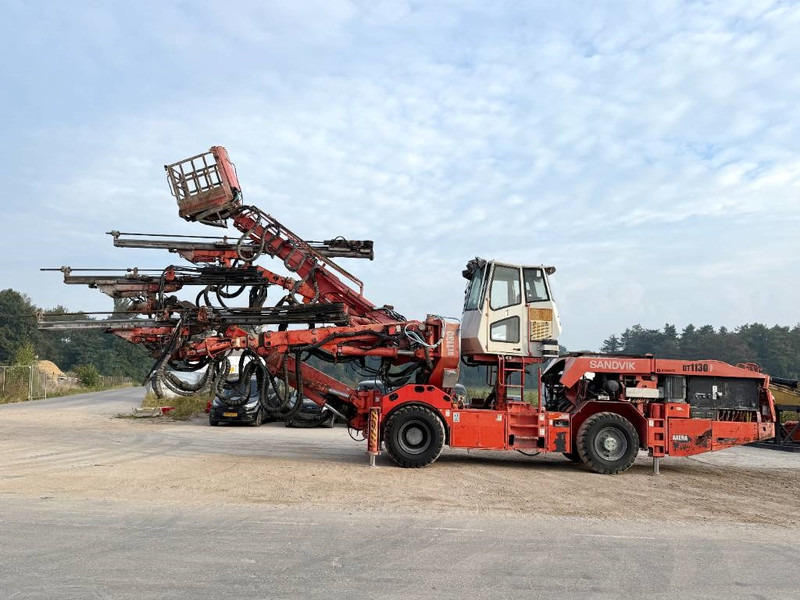 Sandvik DT1130-SC - 3x TB150 Drill Boom + Basket Boom - Máquina de perfuração: foto 3 Sandvik DT1130-SC - 3x TB150 Drill Boom + Basket Boom - Máquina de perfuração: foto 3