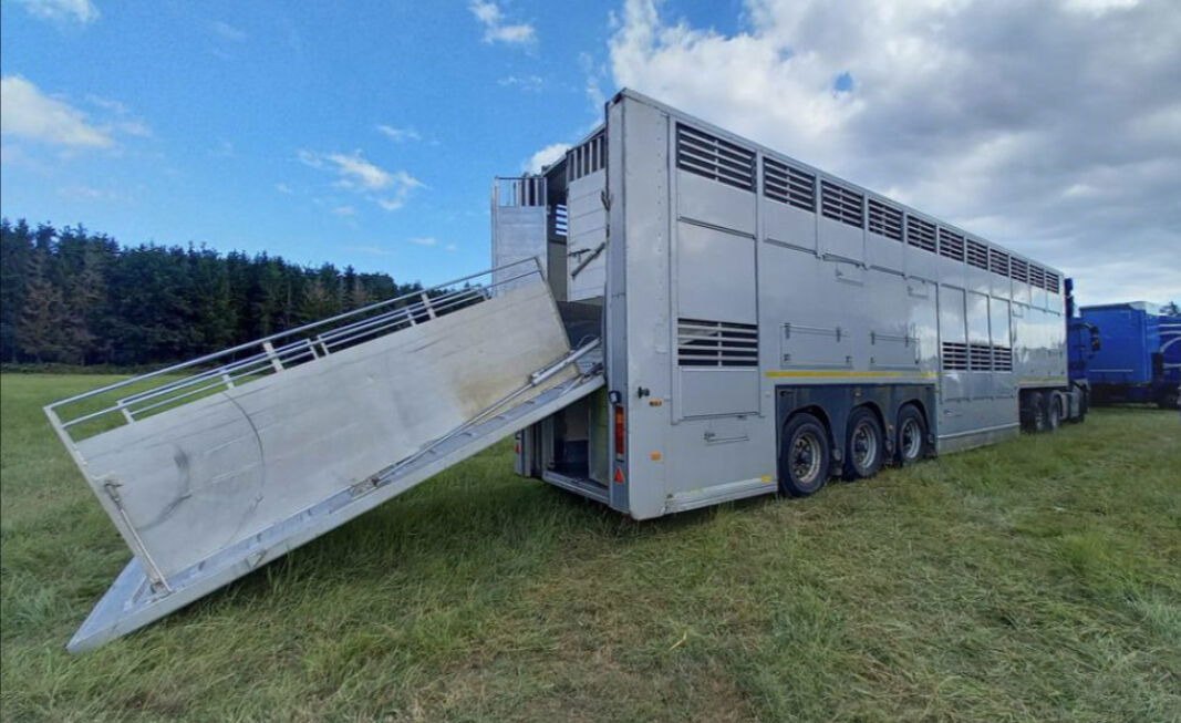 Gray and Adams Gadd3 / Works Great / Hydraulic / 2 Levels - Semireboque transporte de gado: foto 3 Gray and Adams Gadd3 / Works Great / Hydraulic / 2 Levels - Semireboque transporte de gado: foto 3