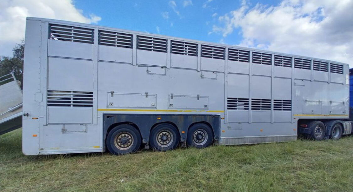Gray and Adams Gadd3 / Works Great / Hydraulic / 2 Levels - Semireboque transporte de gado: foto 2 Gray and Adams Gadd3 / Works Great / Hydraulic / 2 Levels - Semireboque transporte de gado: foto 2