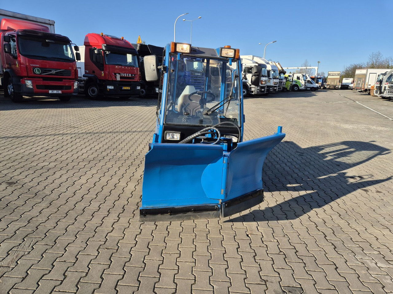 Holder C245 4WD / Tool carrier / Snow plow / PTO Front AN D Rear / 4X4 / - Trator municipal: foto 4 Holder C245 4WD / Tool carrier / Snow plow / PTO Front AN D Rear / 4X4 / - Trator municipal: foto 4