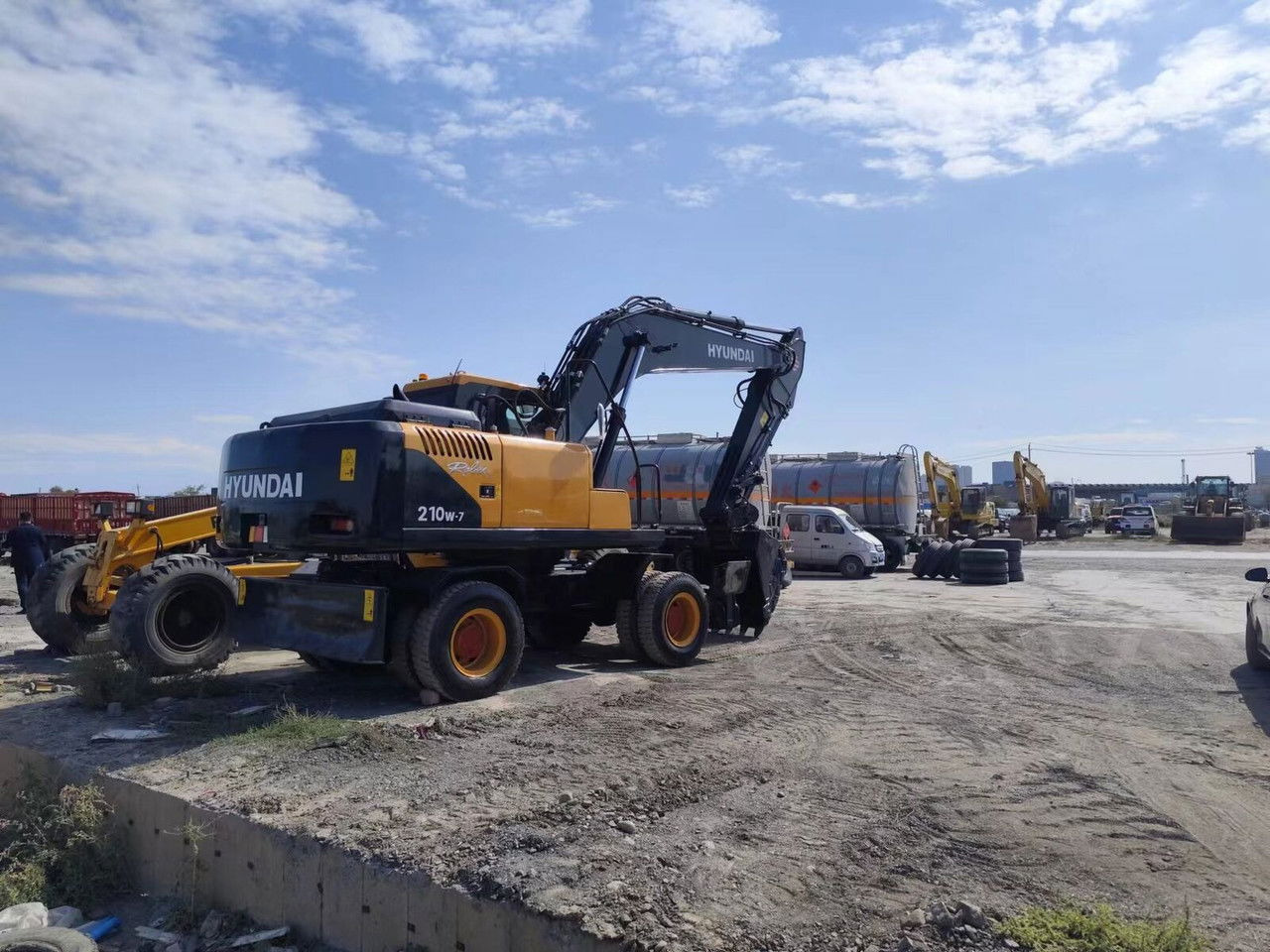 Hyundai R210-7 - Escavadeira de rodas: foto 4 Hyundai R210-7 - Escavadeira de rodas: foto 4