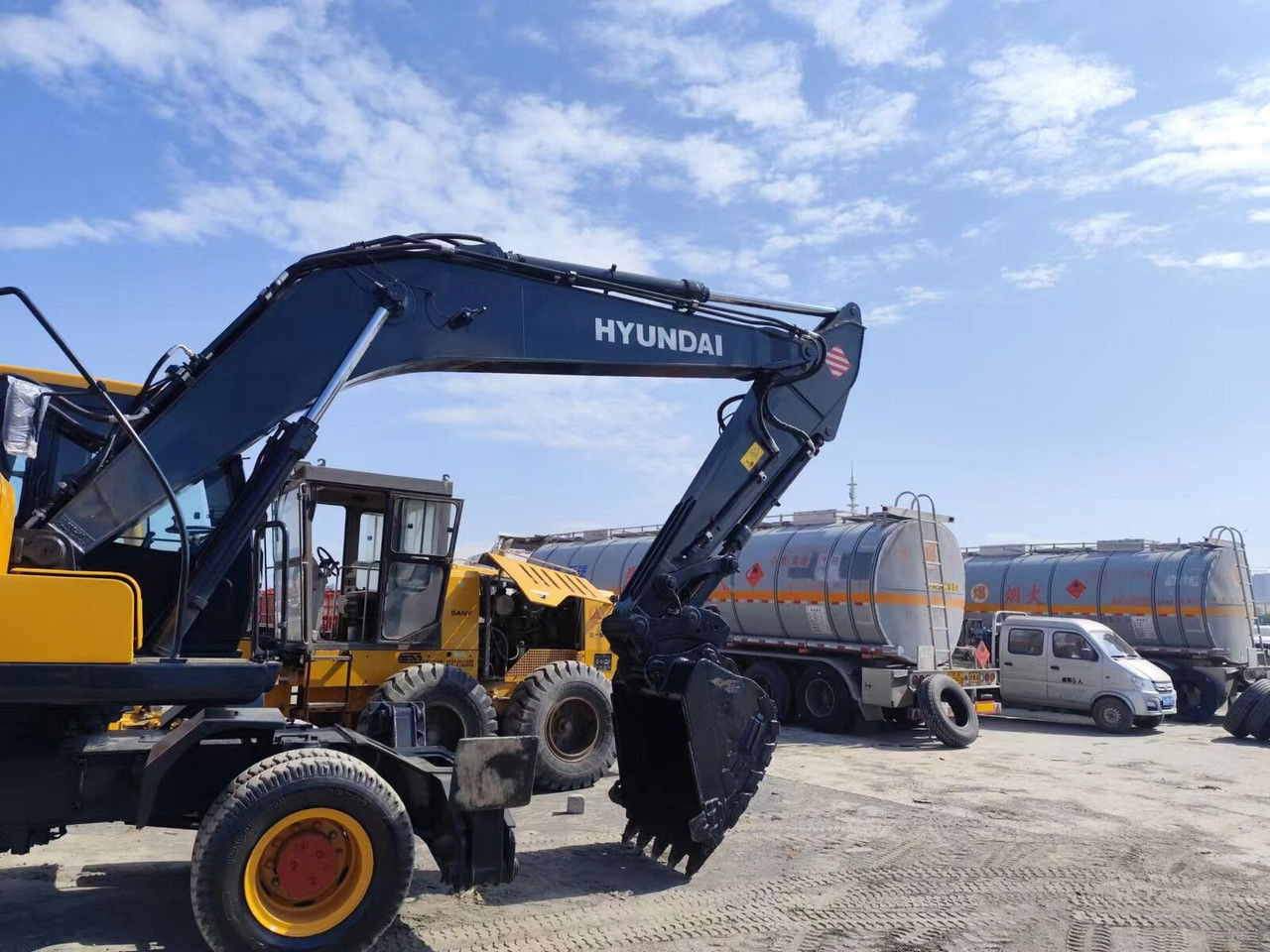 Hyundai R210-7 - Escavadeira de rodas: foto 2 Hyundai R210-7 - Escavadeira de rodas: foto 2