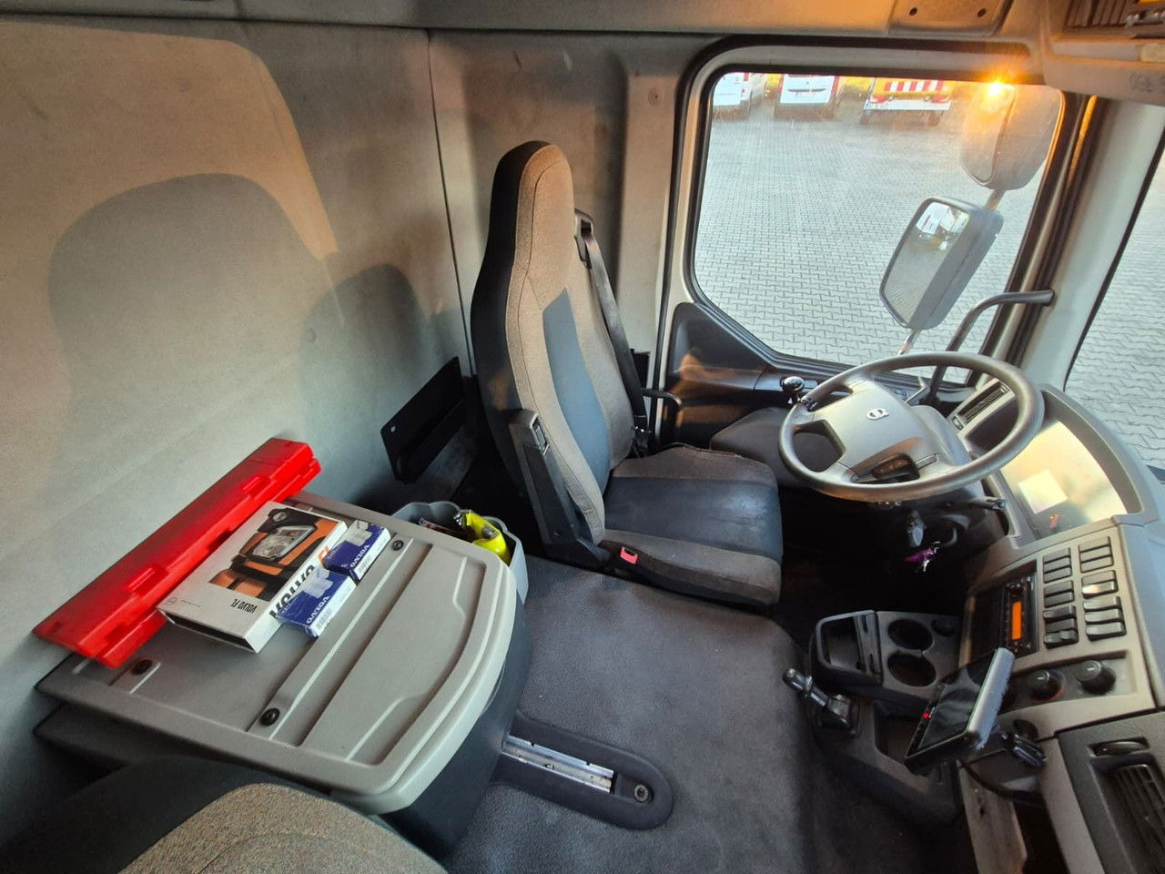 Caminhão frigorífico Volvo FL 240: foto 23