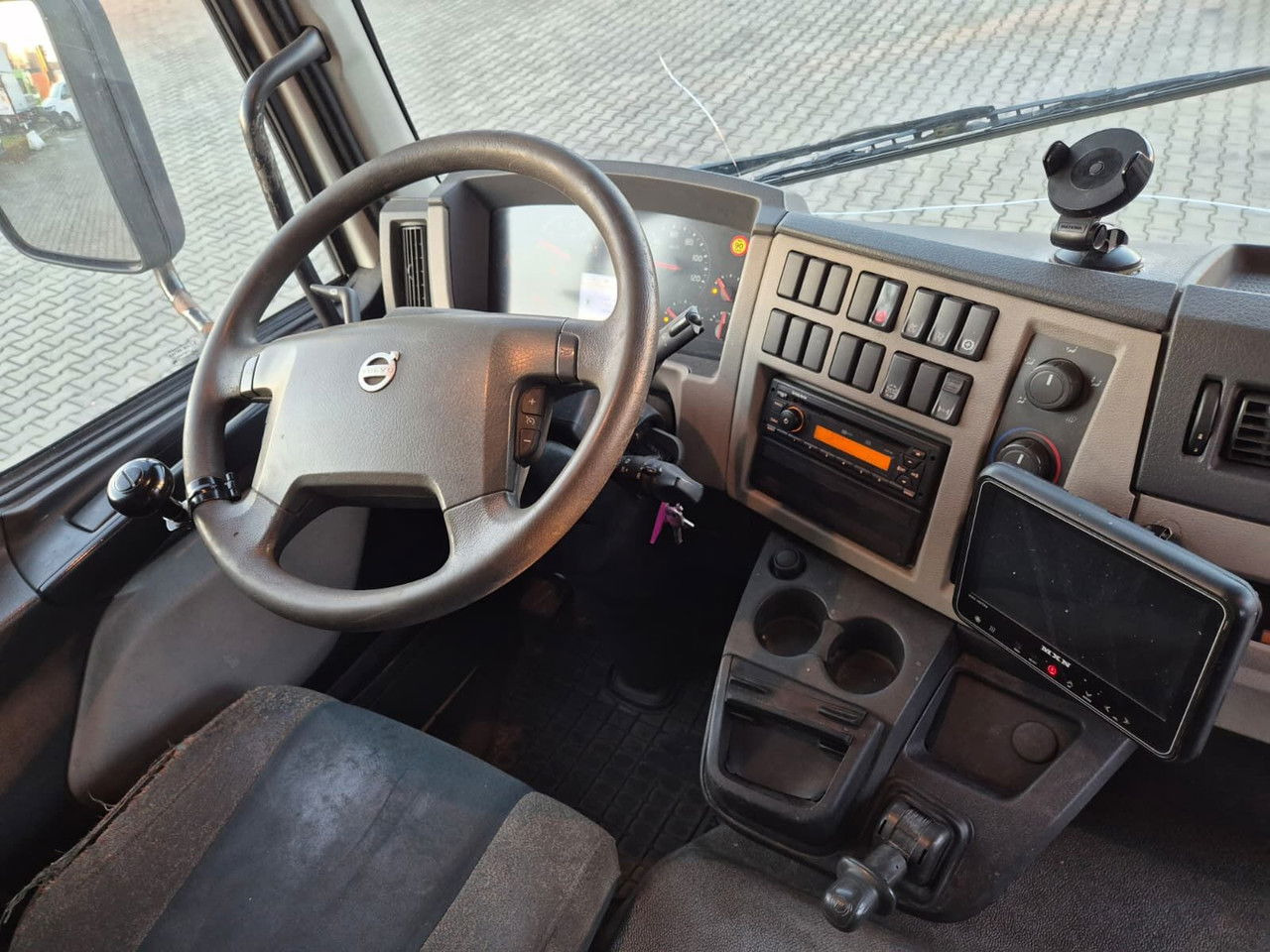Caminhão frigorífico Volvo FL 240: foto 25