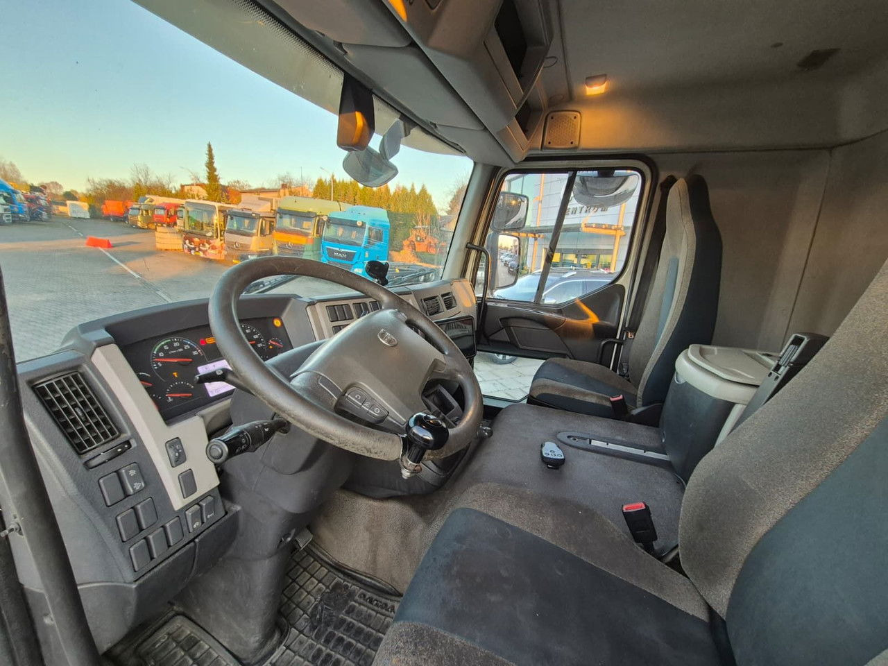 Caminhão frigorífico Volvo FL 240: foto 26