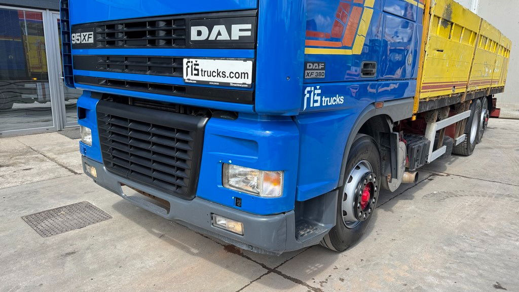 DAF XF 95.380 6X2 stake body - air condition - Máquina de outro: foto 2 DAF XF 95.380 6X2 stake body - air condition - Máquina de outro: foto 2
