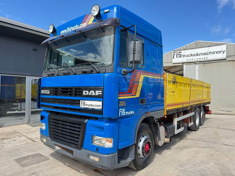 DAF XF 95.380 6X2 stake body - air condition - Máquina de outro: foto 1 DAF XF 95.380 6X2 stake body - air condition - Máquina de outro: foto 1